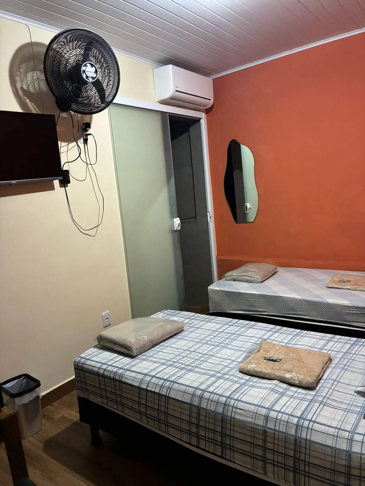 Detalhes da suíte com banheiro interno